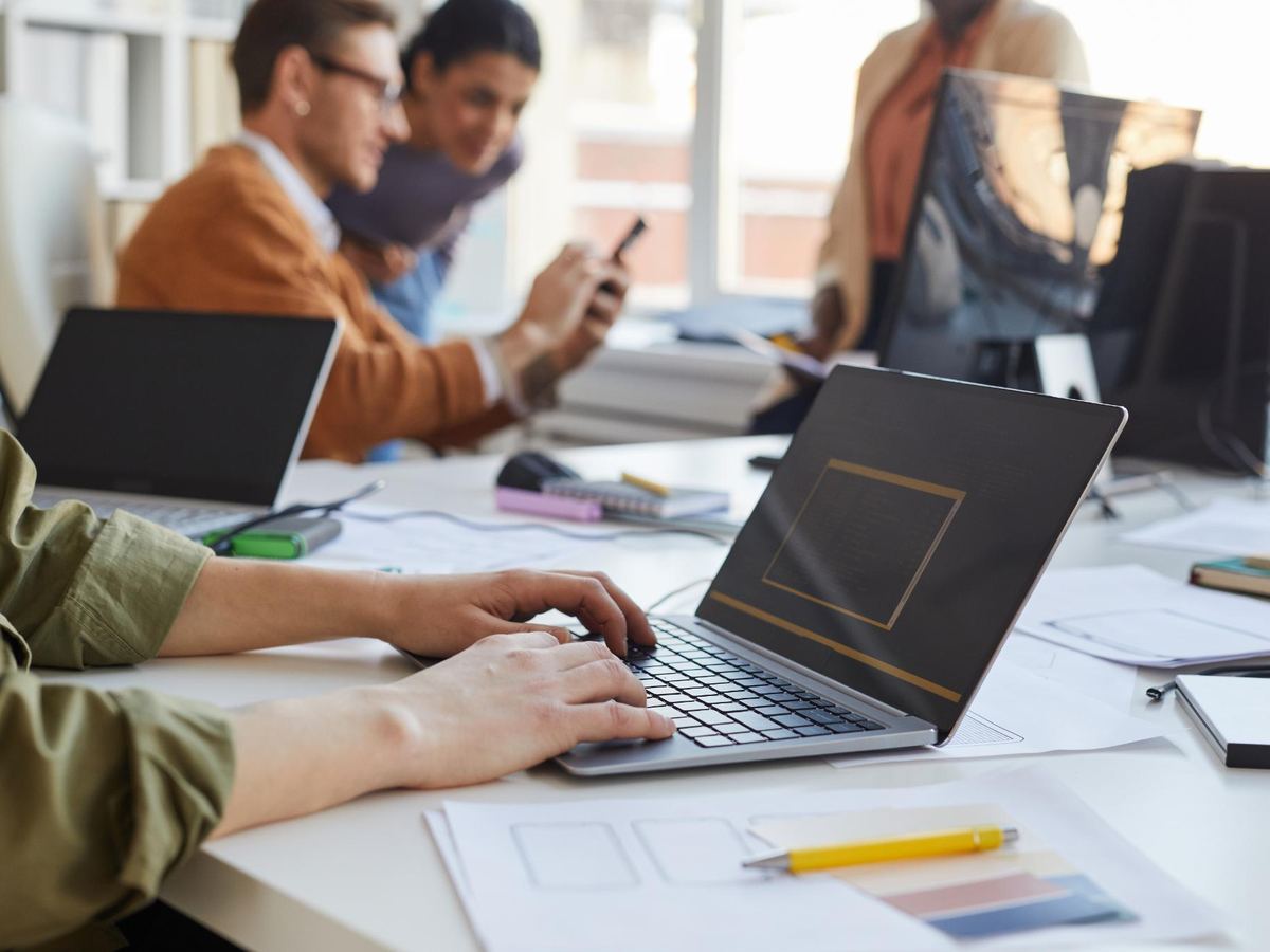 Participantes de un curso trabajando con sus computadores