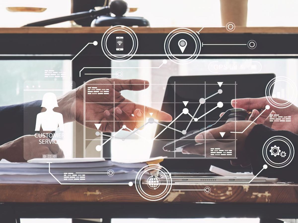 Análisis de indicadores en pantallas digitales durante una reunión